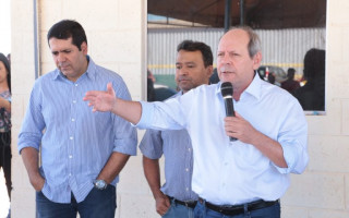 Prefeito Ronaldo Dimas durante entrega de 41 casas do Parque do Lago.