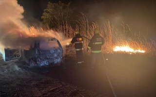 Veículo era um Fiat Idea e ficou completamente destruído pelas chamas. 