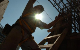 A orientação é renovar o protetor solar a cada 3 horas, ou a cada duas horas se a pessoa suar muito