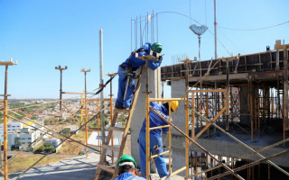 O relatório apontou que os setores de serviços, indústria e construção civil lideram o crescimento na cidade