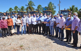 Carlesse entrega de máquinas pesadas para mais 24 municípios 