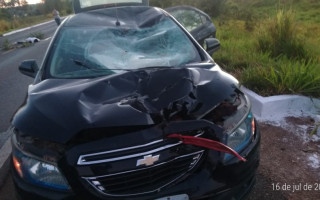 Carro ficou com o parabrisa amassado após atingir o ciclista 