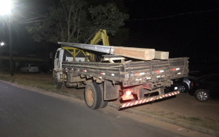 Já havia arrancado os postes e estavam sobre o caminhão