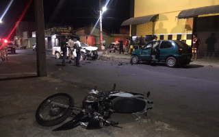 Acidente envolvendo moto e dois carros no setor Araguaína Sul. 