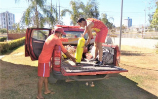 Bombeiros fazem buscas por jovem desaparecido em rio 