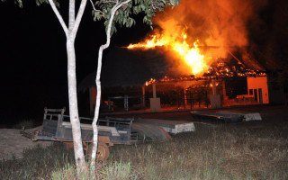 Fogo destruiu sede do Parque Cantão