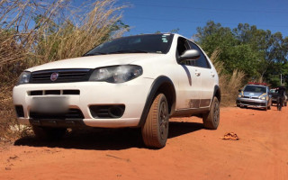 Carro da família, um Fiat Palio, estava abandonado em uma estrada perto da Jacuba. 