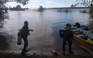 Mergulhadores se preparam para buscas no Lago, em Porto Nacional