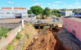 Cruzamento das avenidas Cônego João Lima e Neblina é um dos trechos em obras com grande movimentação.