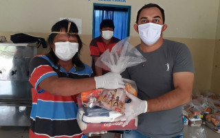 Kits de alimentos são entregues nas unidades de ensino ou nas rotas do transporte escolar.