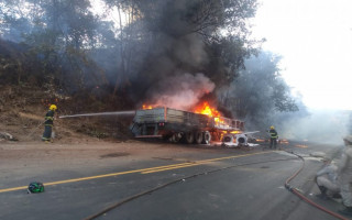 Caminhão pegou fogo após atropelar ciclista e bater na encosta da serra