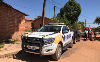 Suspeito foi alvejado após apontar arma contra os policiais. 