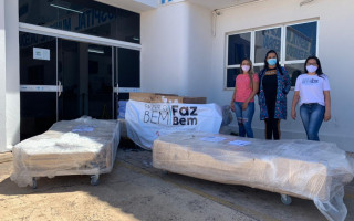 Três camas de UTI e seis macas hospitalares
