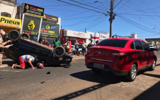 Condutor sofreu ferimentos leves e foi socorrido pelo Samu.