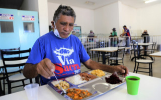 Desde o mês de abril, a Prefeitura já distribuiu mais de cinco mil refeições para pessoas em situação de rua.