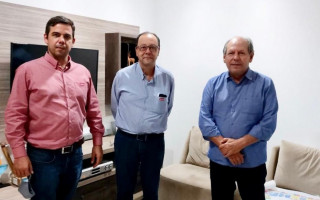 Dimas em reunião com representantes da empresa 