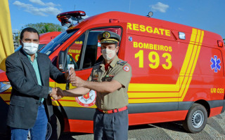 Foram entregues veículos de resgate e equipamentos de combate a incêndios urbanos e florestais.