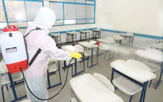 A sanitização dos ambientes escolares ocorre simultaneamente nas 13 Diretorias Regionais de Educação.