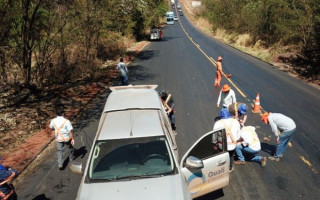 Engenheiros do TCE conferem medições e coletam materiais de obra na TO-080.