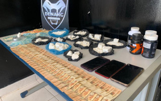 Drogas, dinheiro e objetos apreendidos em operação da PC em Palmas.