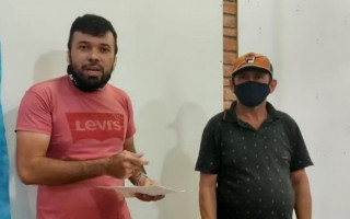 Ambulante recebe doação em dinheiro.