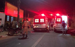 Viaturas do Samu prestando socorro aos baleados