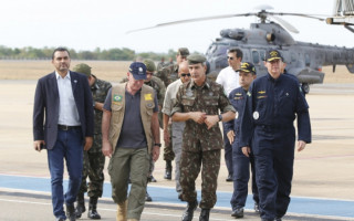 Em 2019, militares sobrevoaram áreas atingidas pelas queimadas. 