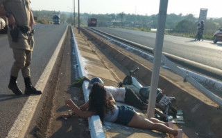 Casal caiu na vala que divide a pista da BR-153 no Entroncamento de Araguaína. 