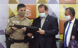 Governador Mauro Carlesse fazendo entrega simbólica de armamento à PM em 25/08. 