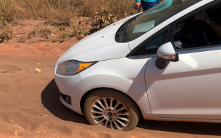 No verão, é comum carros de passeio atolarem no areião da estrada. 