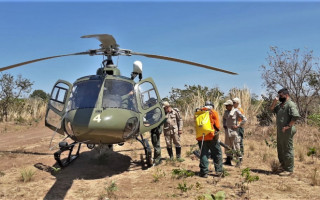 Além do combate por terra, um helicóptero fez lançamentos de água utilizado o helibalde.