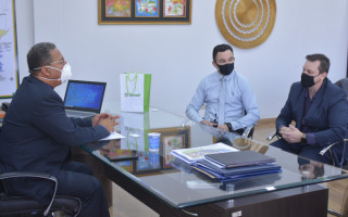 Secretário com os executivos do Sicredi em reunião no gabinete.