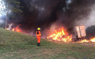Bombeiros combatem as chamas em terreno do 2ºBPM de Araguaína. 