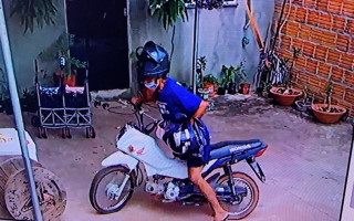 Homem invadiu casa e furtou uma moto que estava na área da residência. 