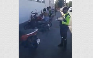 Agentes da ASTT multam servidores que estacionaram motos na frente do HRA. 