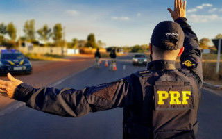 PRF irá reforçar o policiamento para garantir a segurança e a fluidez do trânsito durante o feriado.