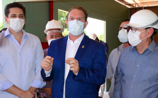Carlesse e prefeito Dimas na assinatura do convênio para o repasse 