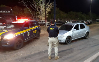 Veículo com ocorrência de roubo foi recuperado pela PRF.