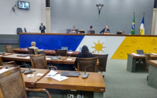 Deputados esvaziam plenário e votação é adiada.