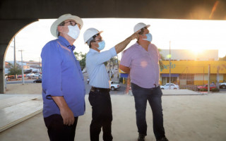 Wagner Rodrigues confere com Ronaldo Dimas as obras da Feirinha em Araguaína.