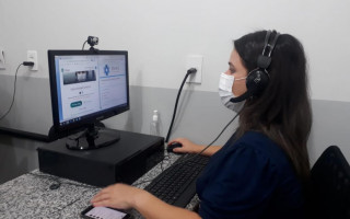 Médica da equipe do TeleCOVID realiza chamada de vídeo durante atendimento ao usuário.