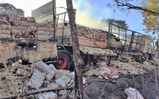 Carga de arroz de espalhou na lateral da carreta após embalagem ser atingida pelas chamas.