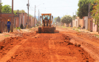 A obra de implantação de asfalto faz parte do Projeto Águas de Araguaína, que fará intervenções em 30 bairros da cidade.