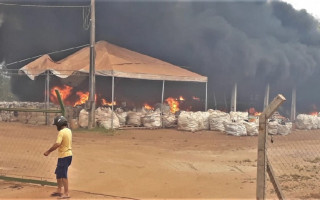 Cooperativa de Reciclagem tomada pelo fogo em Gurupi, no último domingo.