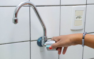 Uma torneira gotejando pode desperdiçar mais de 40 litros de água em apenas um dia 