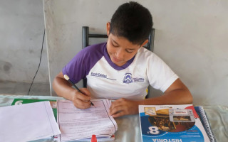 Estudante Yago Cantanheide dos Santos, 8º ano, realizando os seus roteiros de estudos.