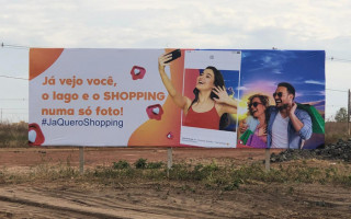 Outdoor fixado no local já dá as boas novas sobre construção de shopping. 