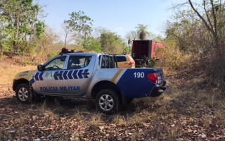 Veículo foi abandonado em uma estrada vicinal.