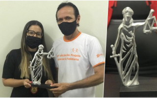Delegada Regional da PC em Araguaína, Ana Maria Varjal, recebe homenagem do artista plástico Eurival Miranda. 