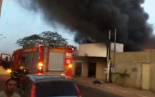 Incêndio atinge depósito de produtos hospitalares em Araguaína.